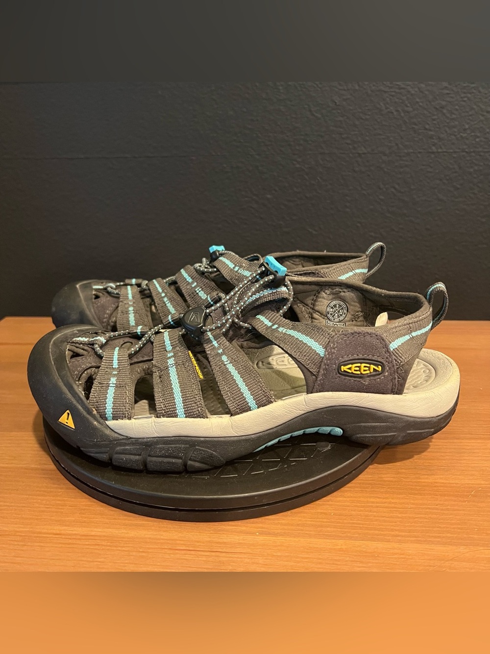 Keen Women's Gray Closed Toe Slingback Hiking Outdoor Waterproof Sandals Size 9
